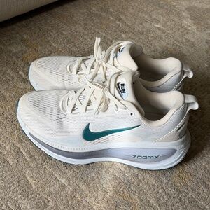 Nike Vomero 18 (sz 8)